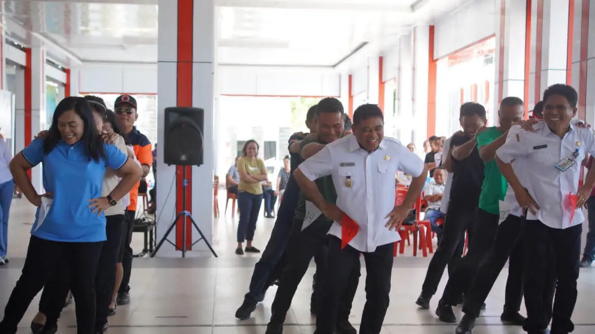 Lomba Pinguin antar antar-Organisasi Perangkat Daerah (OPD) berlangsung di Lobi Kantor Bupati Sitaro, Rabu (19/8/26).