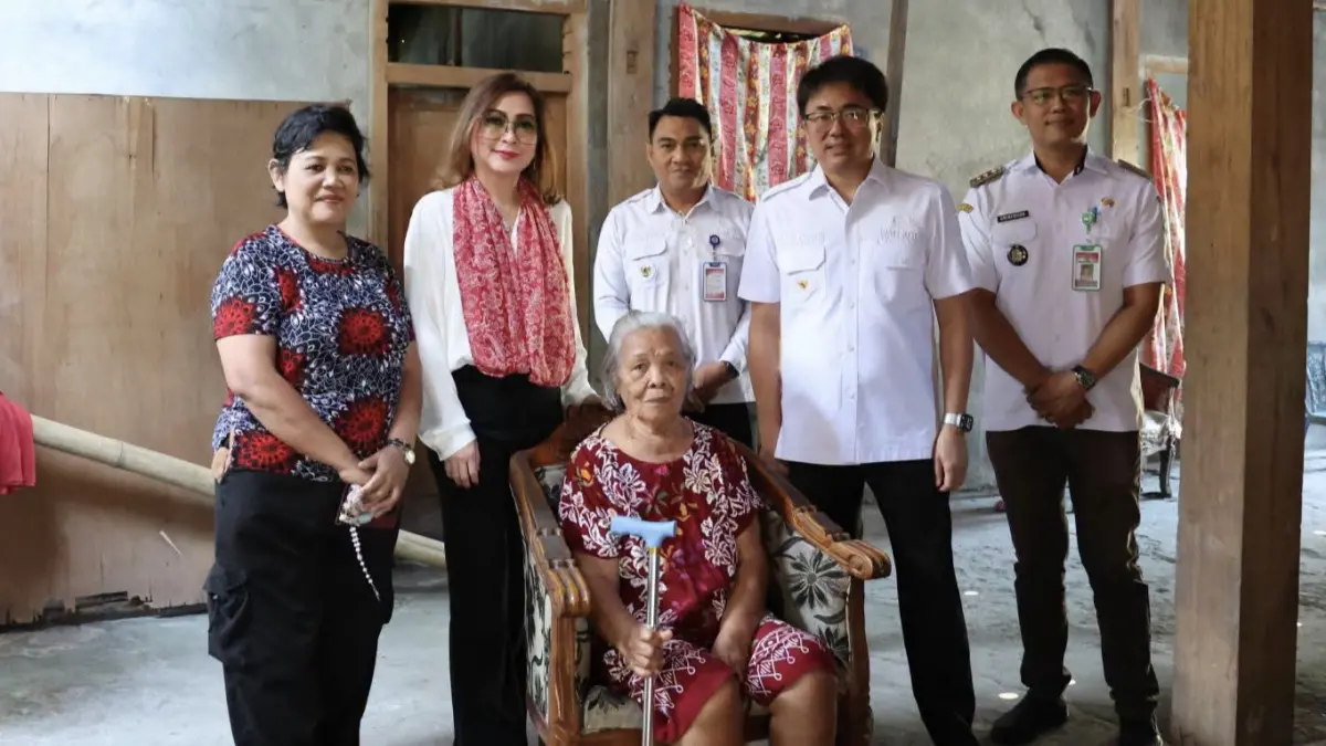Wali Kota Manado bersama Ketua Tim Penggerak PKK mengunjungi langsung Oma Marie Rumengan, warga Lingkungan III, Kelurahan Winangun Dua, Kecamatan Malalayang, Rabu (19/8)