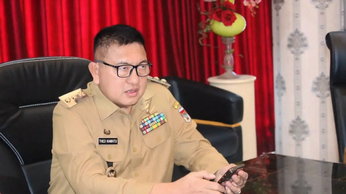 MANTAP: Wakil Bupati Minsel Brigjen TNI (Purn.) Theodorus Kawatu, saat mengikuti secara daring Rapat Koordinasi (Rakor) Pengendalian Inflasi Daerah Tahun 2026 yang dirangkaikan dengan Evaluasi Dukungan Pemerintah Daerah dalam Program 3 Juta Rumah, Selasa (18/8).