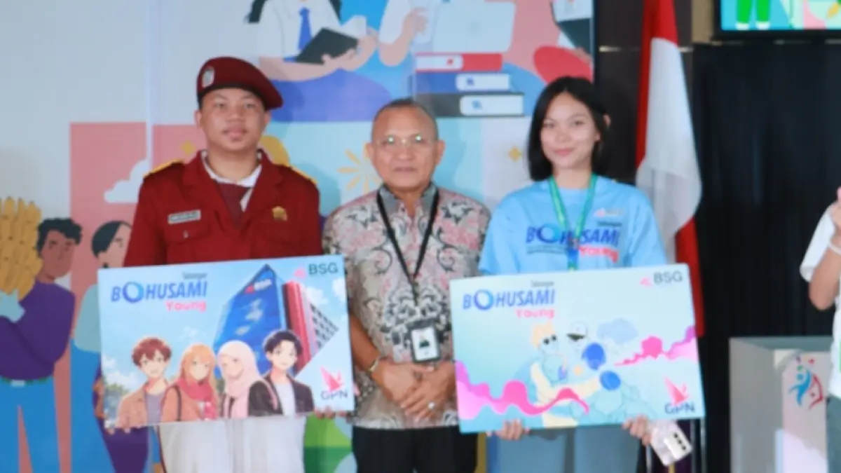 Direktur Umum BSG Joubert Dondokambey menyerahkan secara simbolik tabungan pelajar.&nbsp;