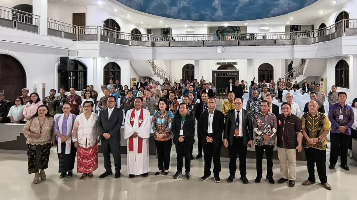 MULAI: Foto bersama usai pembukaan Rakernas PGIW/SAG di GMIM Kinamang Kaiwatu, Manado, Kamis (20/8)