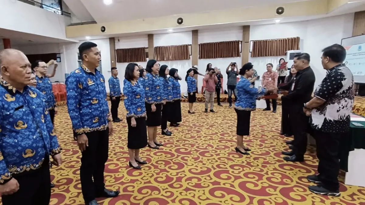 SAH: Proses pelantikan 25 kepala sekolah SD dan SMP di Manado, Kamis (20/8) di Aula BKPSDM Manado
