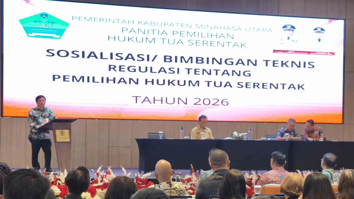 Sekretaris Daerah Minahasa Utara Novly Wowiling saat memberikan sambutan dalam Bimtek Regulasi pemilihan Hukumtua Serentak di Hotel Sentra.