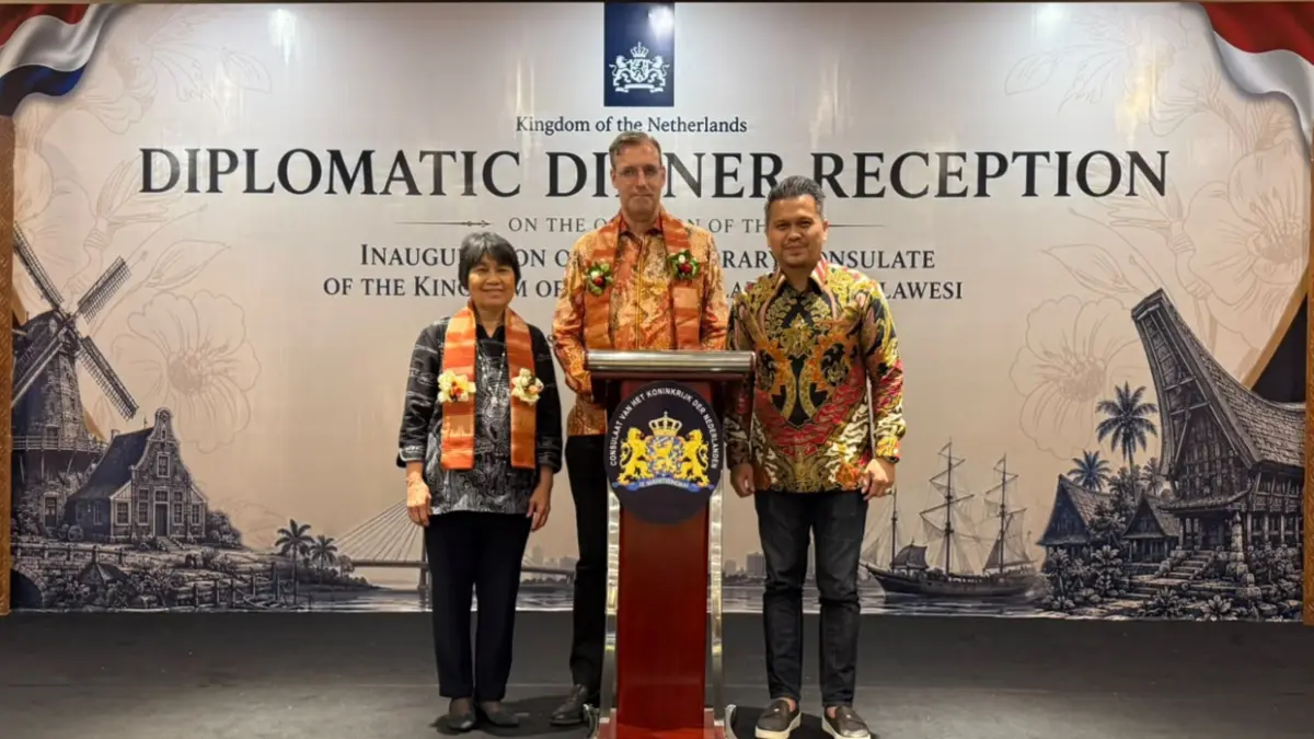Konsul Kehormatan Kerajaan Belanda untuk Sulawesi, Osco Olfriady Letunggamu (kanan) bersama Wakil Duta Besar Kedutaan Besar Kerajaan Belanda, Adriaan Palm (tengah) di acara peresmian Kantor Konsulat Kehormatan Kerajaan Belanda untuk Sulawesi di Makassar, Selasa (18/8).