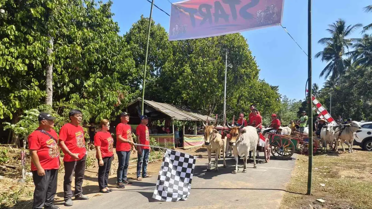 Hukum Tua Desa Talawaan Ricky Sumampow didampingi panitia saat melepas peserta Adventure Roda Sapi dan Tanjakan