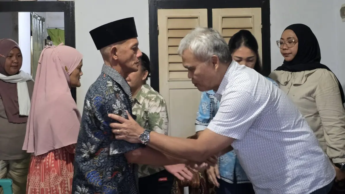 Orangtua (kemeja putih) dari pebalap Thian Ngantung bersama tim balap, Jumat (21/08/2026) bertemu korban dan keluarga terkait tragedi drag race di Kotamobagu.