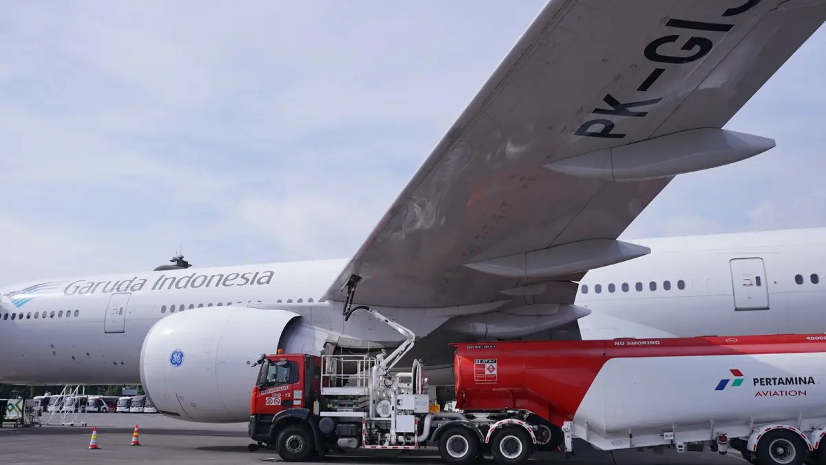 Proses pengisian Avtru di Pesawat yang berada di Sultan Hasanuddin Airports.