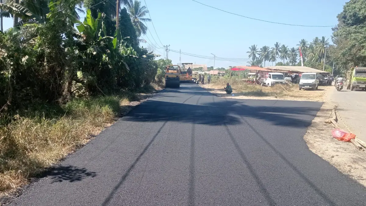 Jalan mulus yang dibangun dari hasil pertambangan masyarakat
