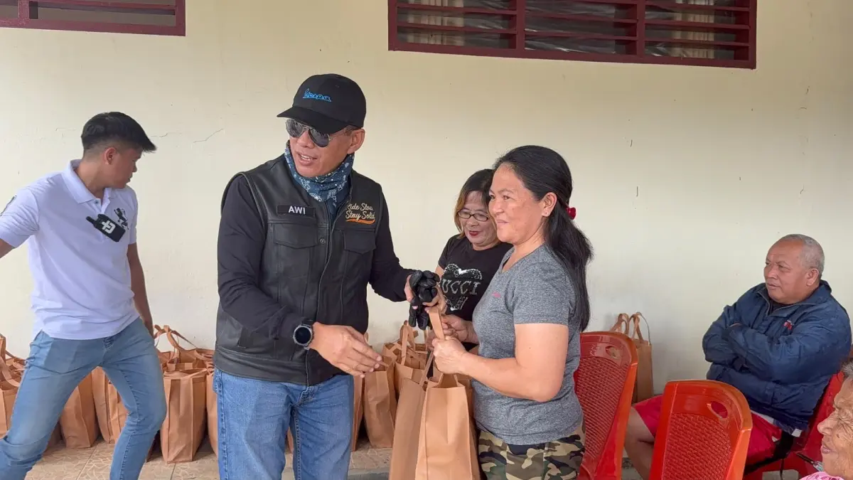 Wakapolda Sulawesi Utara Brigjen Pol Awi Setiyono bersama rombongan melaksanakan touring patroli kamtibmas menggunakan kendaraan Vespa sekaligus kegiatan bakti sosial di wilayah hukum Polsek Eris.