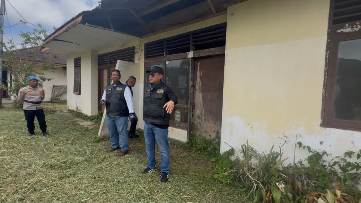 Wakapolda Sulawesi Utara Brigjen Pol Awi Setiyono menunjukkan keprihatinannya saat melihat kondisi rumah dinas (rudis) Polsek Eris yang mengalami kerusakan cukup parah.