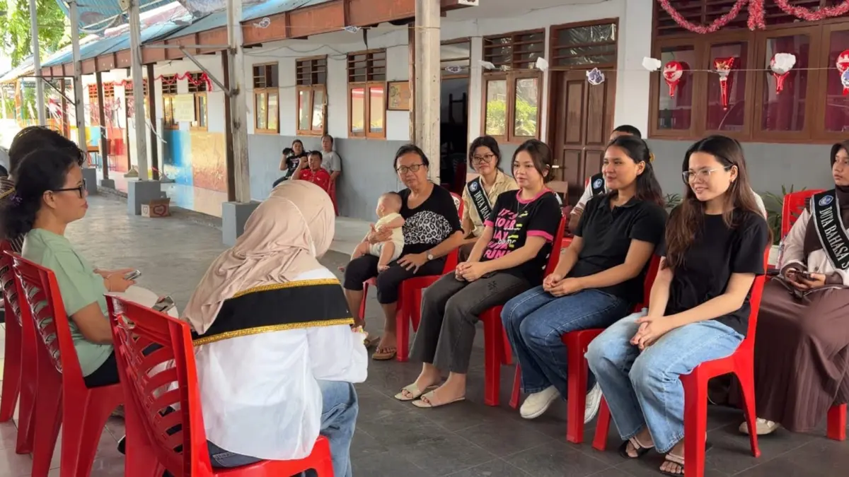 Buku saku Silakata mengenalkan ikan Coelacanth kepada anak-anak TBM Petra sekaligus memperkuat kapasitas fasilitator dalam literasi kontekstual.