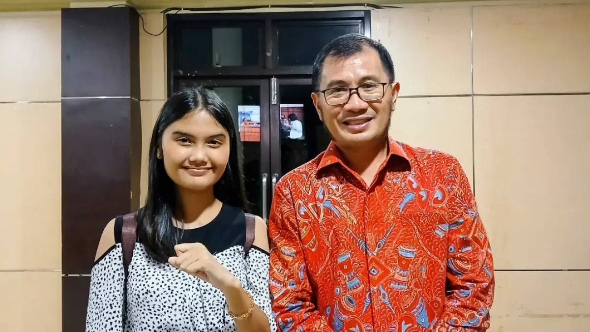 Dekan Dr Ferry Liando bersama mahasiswa Maria Vinora Simanjuntak, yang jadi utusan Indonesia dalam Pertemuan Menteri Sedunia di Australia