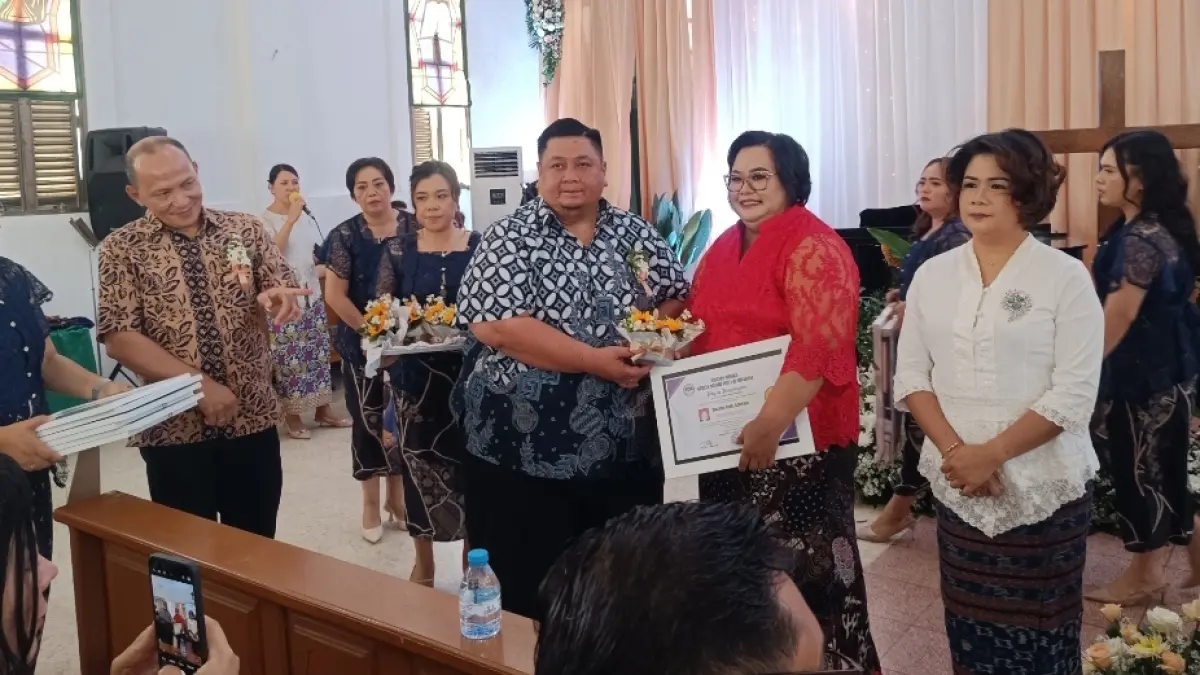 dr Daud Kiroyan bersama Pdt John Slat memberikan penghargaan kepada para tenaga kesehatan yang telah setia melayani di RSU GMIM Bethesda Tomohon