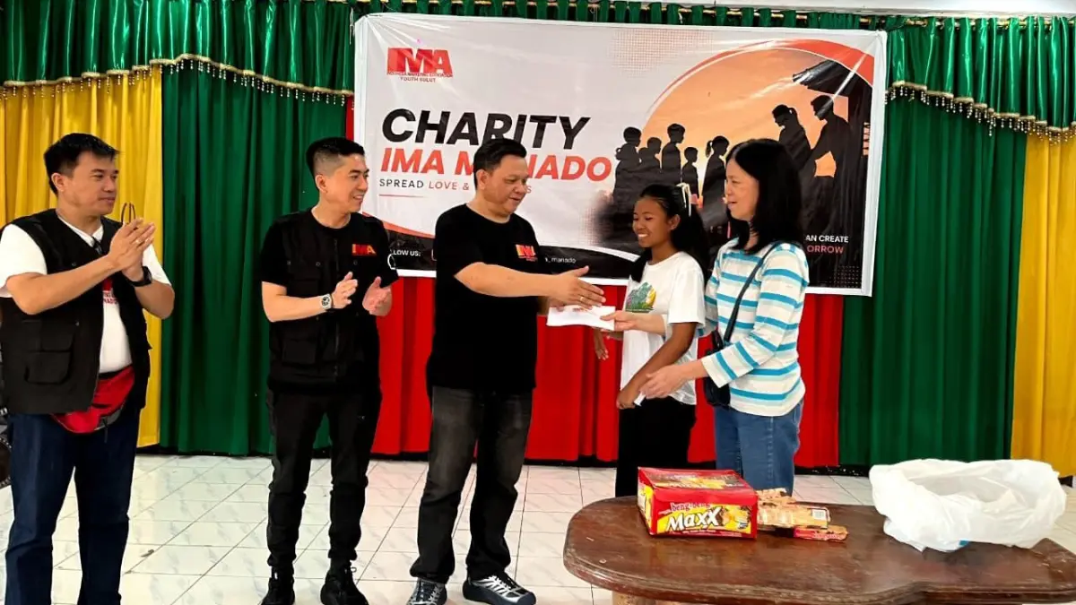 IMA Sebarkan Cinta dan Kebaikan di Panti Asuhan Nazaret. Pengurus IMA Tommy Waworundeng bersama Rudini Wijaya dan Ivan Matu serahkan bantuan ke pengelolaan Panti Asuhan 