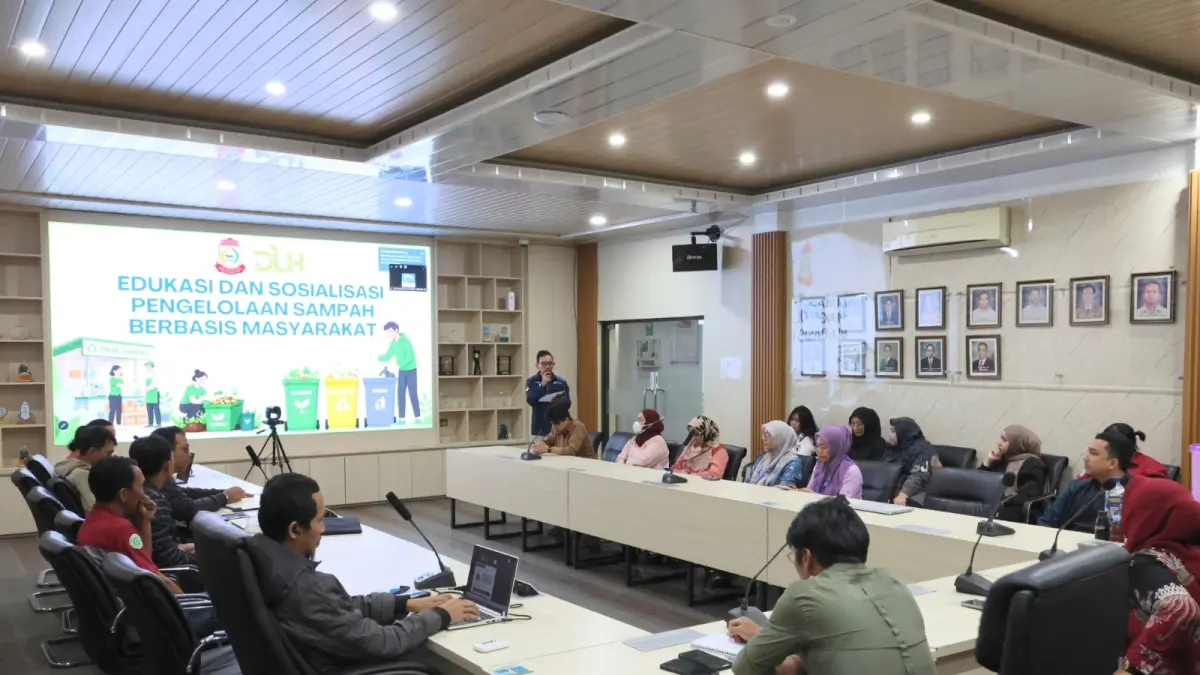 Suasana kegiatan Edukasi dan Sosialisasi Pengelolaan Sampah Berbasis Masyarakat yang digelar PLN UIP3B Sulawesi melalui PLN UP2B Sistem Makassar bersama Pemerintah Kelurahan Pandang dan Dinas Lingkungan Hidup (DLH) Kota Makassar. Kegiatan ini menjadi bagian dari upaya membangun budaya peduli lingkungan menjelang Hari Pelanggan Nasional 2026.