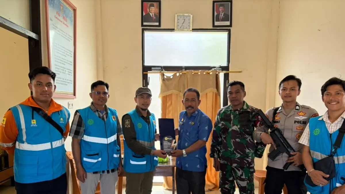 Sebagai bentuk sinergi dan apresiasi atas dukungan pemerintah setempat, Perwakilan PLN ULTG Mamuju menyerahkan plakat kepada Lurah Balanipa, Nurdin Jamaluddin, usai kegiatan sosialisasi keselamatan ketenagalistrikan di Kabupaten Polewali Mandar.