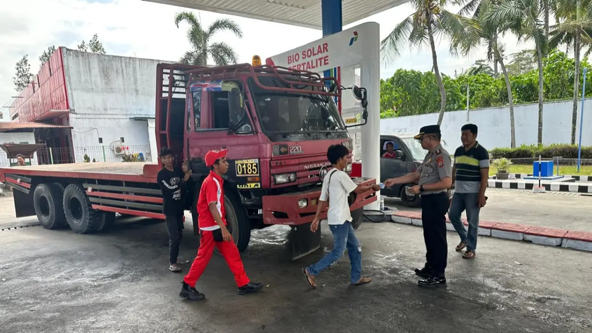 Wakapolres Bitung Kompol J.H. Daniel Korompis memimpin langsung sidak di SPBU.(Dok Istimewa)