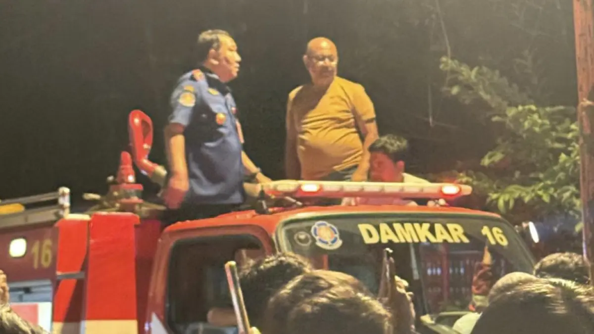 CEPAT: Penanganan kebakaran di salah satu wilayah di Kota Manado yang dipimpin langsung Kepala Dinas Damkar