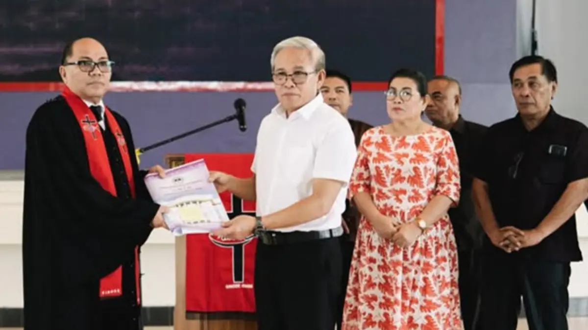 Ketua BPMS GMIM, Pdt. Dr. Adolf Katuuk Wenas, M.Th, menerima Konsep Revisi Tata Gereja GMIM Tahun 2021 dari Ketua Tim, Pdt. Janny Ch Rende, M.Th. usai dibubarkan Senin 16/03/2026


