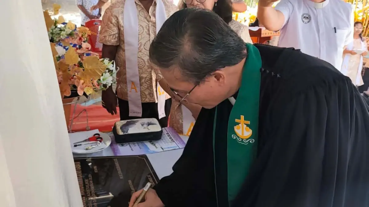 Wakil Ketua BPMS GMIM Pdt Dan Sompe saat meresmikan Pastori di GMIM Imanuel Wawunian Wilayah Gabata