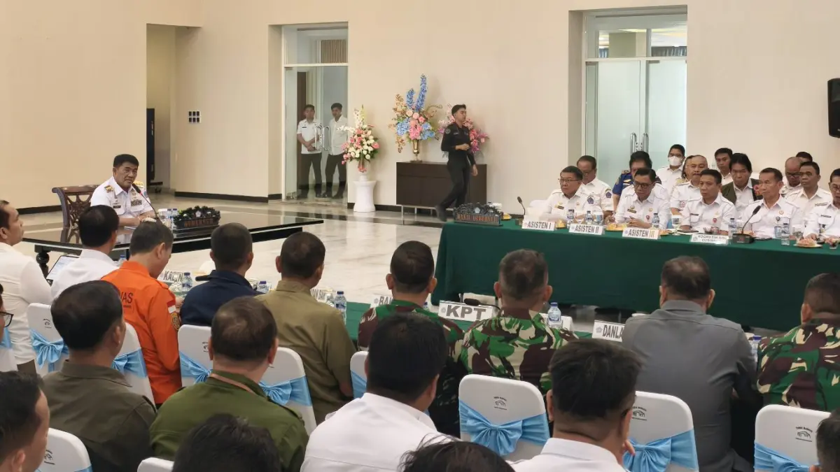 Gubernur Sulut Yulius Komaling saat memimpin Rakor