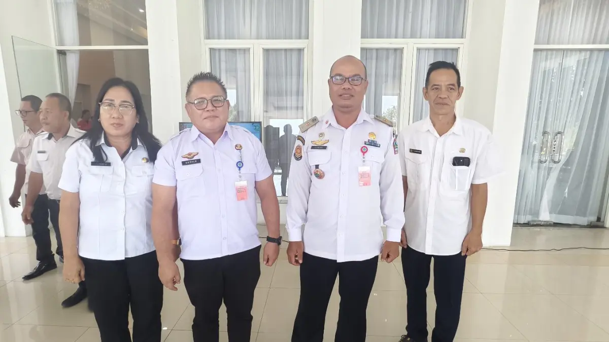 Kepala Dinas Damkar Minut Usman didampingi Sekretaris BPBD Minut Geral Dotulong saat usai mengikuti Rapat Koordinasi Penanganan Karhutla dan Dampak El Nino di wilayah Sulawesi Utara yang digelar di Wisma Negara Bumi Beringin, Manado. 
