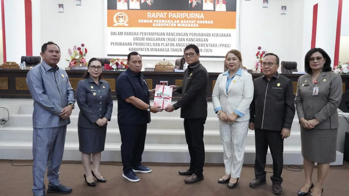 LANJUT: Penyerahan Rancangan Perubahan KUA PPAS 2026 oleh Bupati Minahasa ke Ketua DPRD Minahasa dalam rapat paripurna, Rabu (26/8).