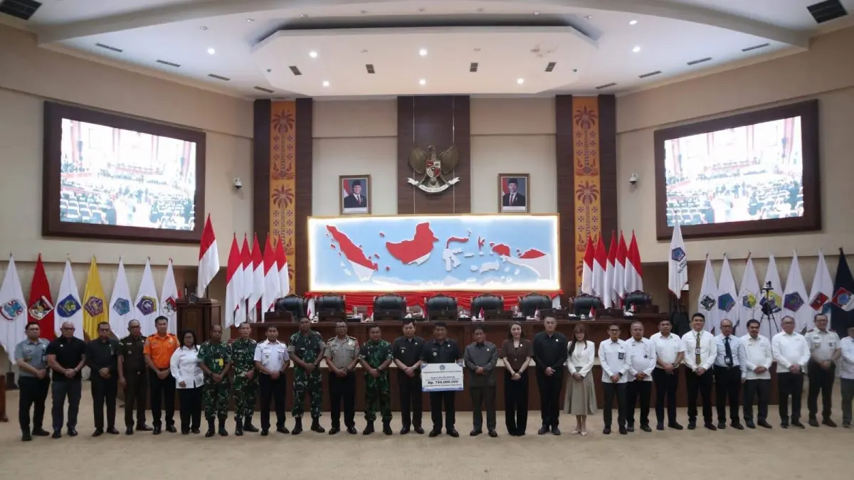 Penyerahan bantuan untuk NTT di sela rapat paripurna di DPRD Sulut.