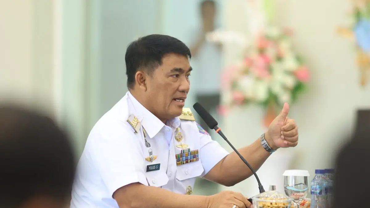Gubernur Sulawesi Utara Yulius Selvanus