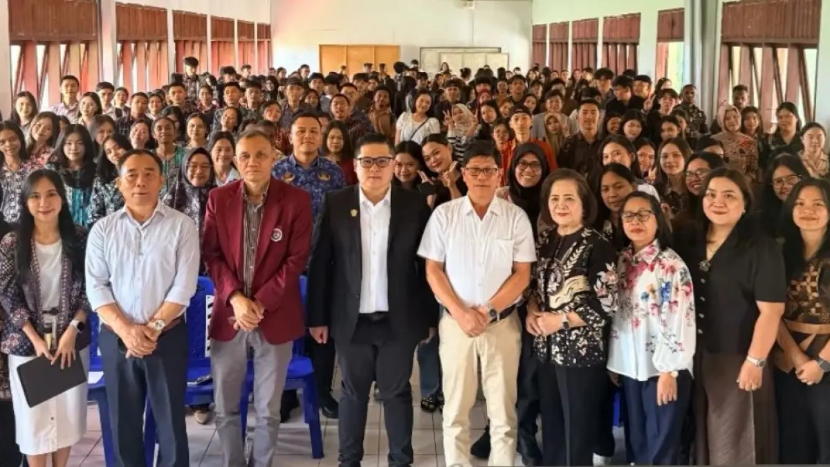 Kuliah umum di FISH Unima.