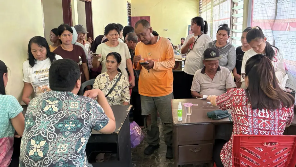 LAYANAN: Antusias warga di Kelurahan Sumompo, Kecamatan Tuminting saat mengikuti registrasi Perlinsos, Kamis (27/8)