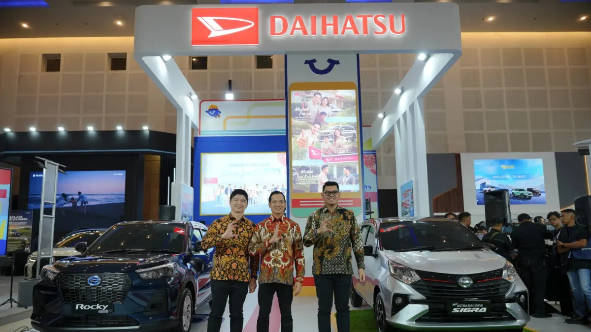 Perwakilan Manajemen Daihatsu Berfoto Bersama di Booth Daihatsu GIIAS Surabaya 2026