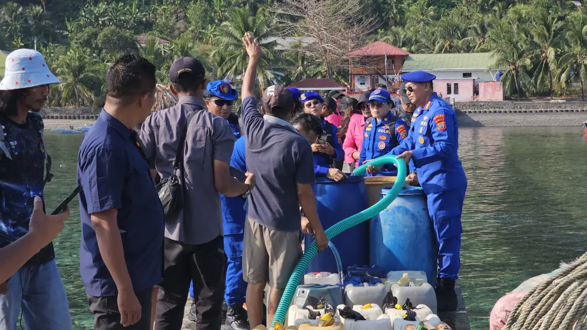 Dipimpin langsung Direktur Polairud Polda Sulut Kombes Pol Bayuaji Yudha Prajas (paling kanan), ribuan liter tersebut diangkut menggunakan kapal KM Amazia I dari Kota Manado menuju kepulauan