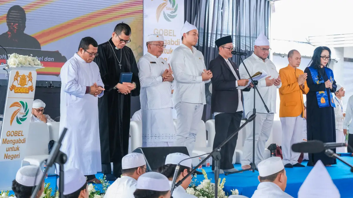 Dr. H. Adib, M.Ag. memimpin doa lintas agama dalam syukuran 70 tahun Gobel Group bersama para pemuka agama.
