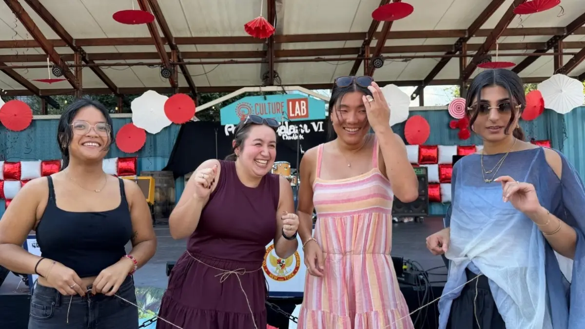Erica Kaunang bersama teman-temannya saat tampil di atas panggung dalam Pasar Malam 2026 di Long Island City, New York, dalam rangka memeriahkan HUT ke-81 Kemerdekaan Republik Indonesia.
