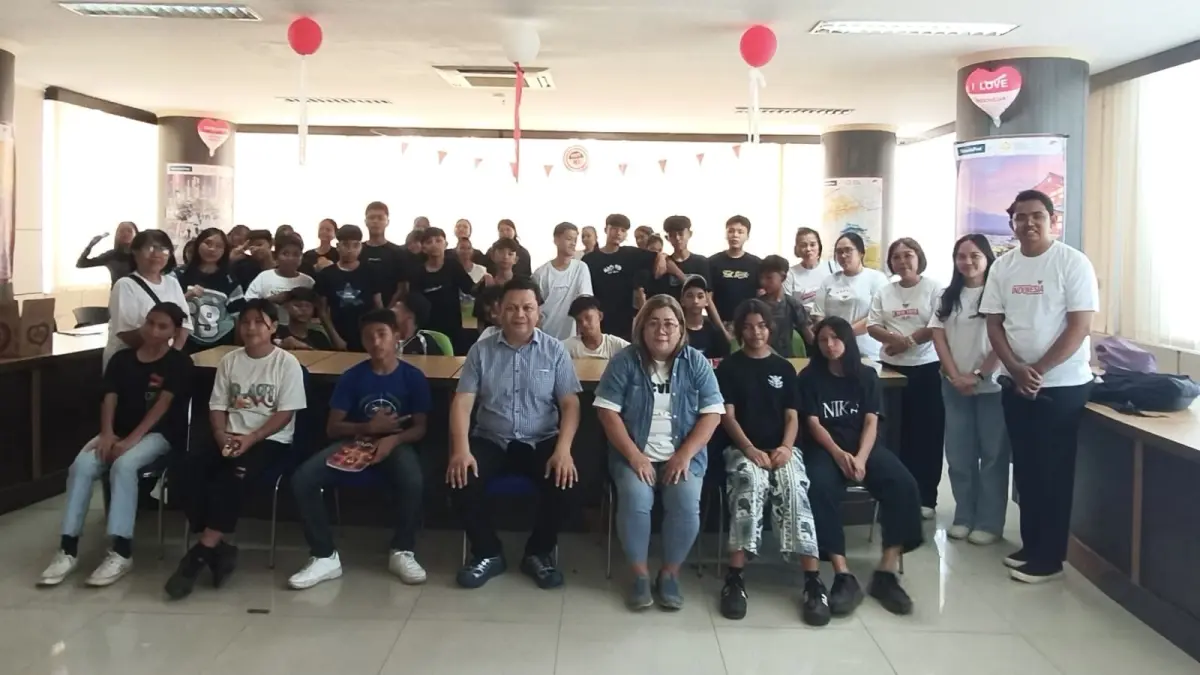 Jajaran pendidik dan siswa SMP Kristen Kamangta mengadakan kegiatan studi tur tahunan dengan mengunjungi sejumlah lokasi bersejarah dan media massa di Sulawesi Utara, salah satunya kantor redaksi Manado Post. 