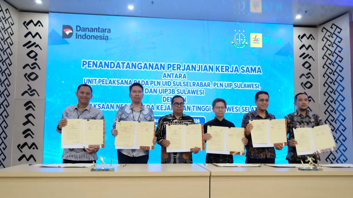 (kiri) Manager PLN Unit Pelaksana Proyek Sulawesi Selatan, Ronald Paschalis Foudubun dan para Kepala Kejaksaan Negeri menunjukkan dokumen Perjanjian Kerja Sama (PKS) yang telah ditandatangani.