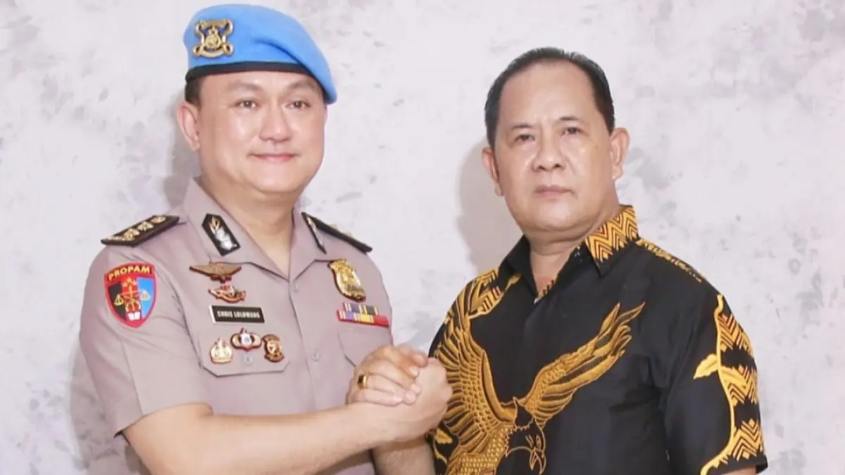 BANGGAKAN SULUT: Putra Tompaso Baru, Minahasa Selatan, AKBP Christian Crisye Lolowang SH SIK MH, dipercaya menjabat sebagai Kapolres Tegal Kota, Polda Jawa Tengah bersama Sang kakak, Frede Aries Massie (FAM).
