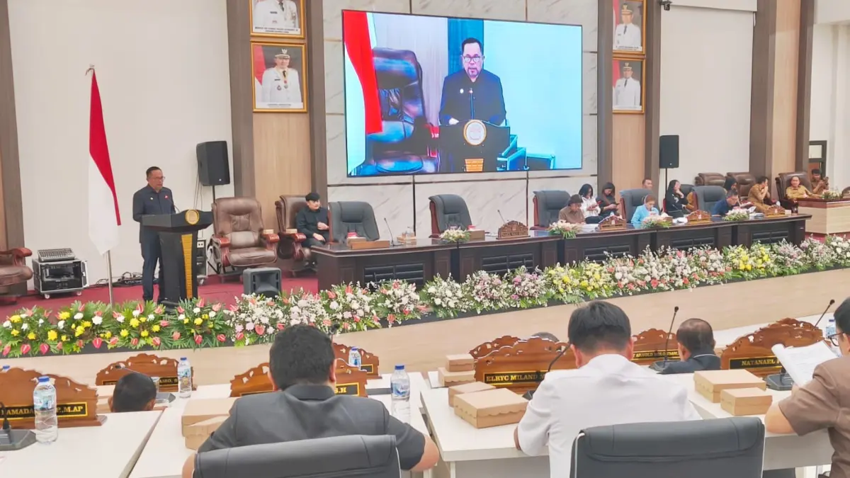 BAHAS: Wakil Wali Kota Manado saat membacakan pengantar nota keuangan APBD Perubahan 2026 di rapat paripurna, Selasa (1/9)