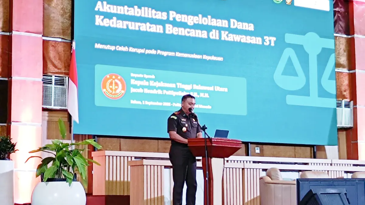 INGATKAN: Kajati Sulut saat menyampaikan sambutan dalam kegiatan seminar hukum di Politeknik Negeri Manado, Selasa (1/9)