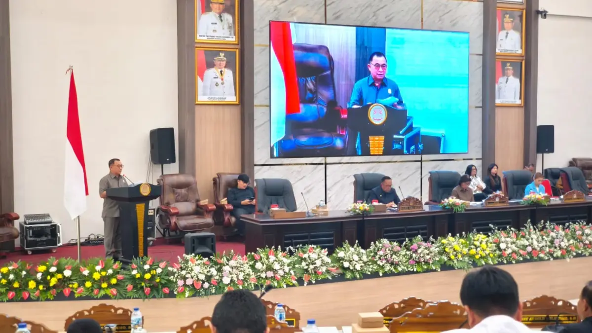 SIAP: Ketua Bapemperda DPRD Manado, Dolfie Angkouw saat menyampaikan laporan dalam rapat paripurna, Selasa (1/9)