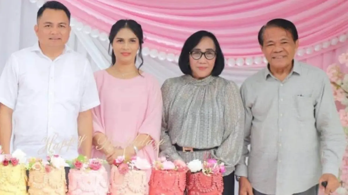 AKRAB: Sukacita dan kebersamaan mewarnai ibadah syukur Hari Ulang Tahun (HUT) ke-46 Ketua TP PKK Kabupaten Minahasa Tenggara, Stefa Kandoli-Antou. Ibadah syukur tersebut menjadi momentum penuh ucapan syukur bagi keluarga Damongila-Siwu bersama keluarga Kandoli-Antou.&nbsp;