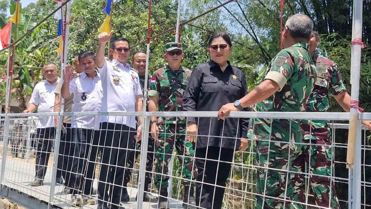 Danrem 131/Santiago Brigjen TNI Yuri Elias Mamahi, Dandim 1310/Bitung Letkol Inf I Dewa Made Darmawan Juniarta bersama Bupati Minut Joune Ganda dan Ketua DPRD Minut Vonny Rumimpunu saat meresmikan jembatan Perintis Garuda yang ada di Desa Kokoleh satu. 
