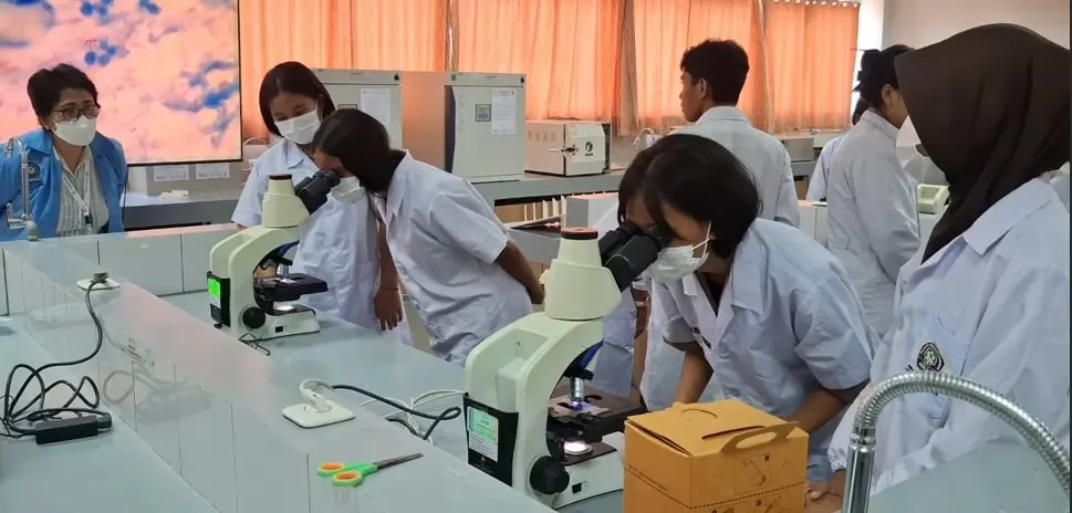 Program SMA Peduli Kesehatan Poltekkes Kemenkes Manado