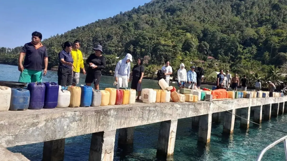 BANTU: Penyaluran air bersih pemerintah untuk warga di Kepulauan Bunaken, Manado