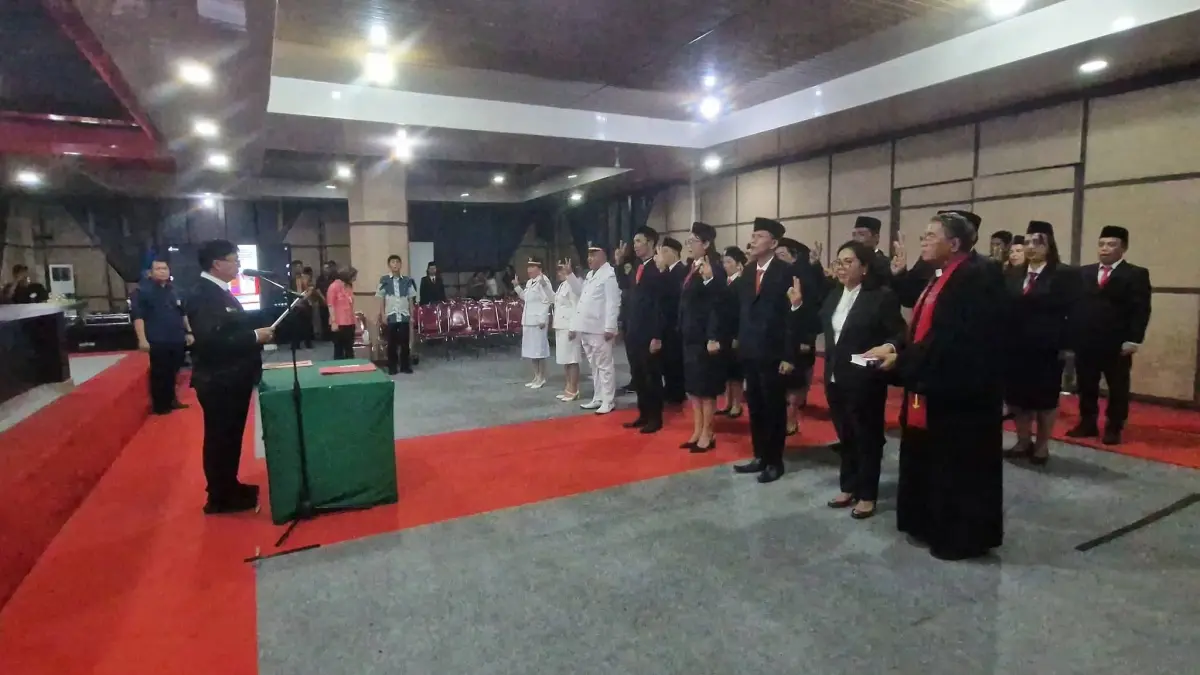 Sekretaris Daerah Pemkab Minut Novly Wowiling saat memimpin pengambilan sumpah janji jabatan dalam pelantikan di aula lantai tiga Kantor Bupati Minut. 
