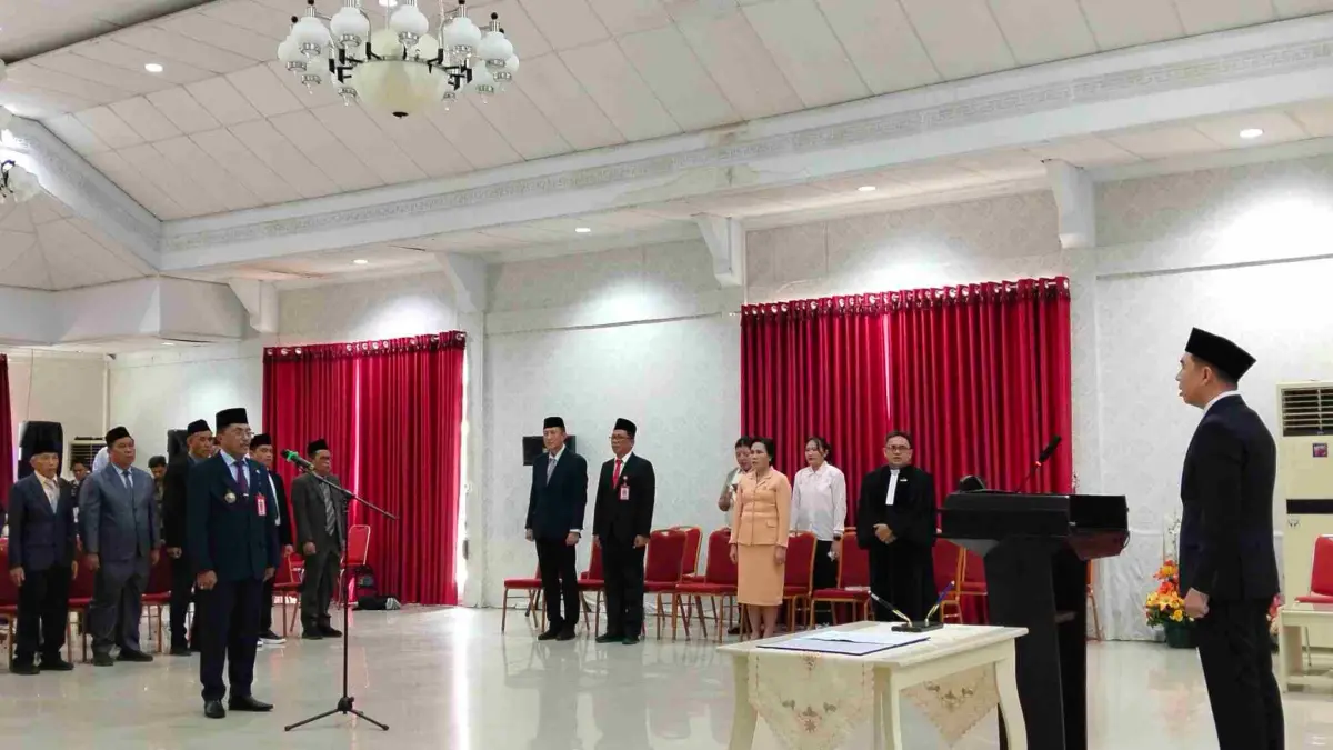 Bupati Michael Thungari (Kanan) saat melantik Johanis Pilat sebagai Penjabat Sekretaris Daerah Kabupaten Kepulauan Sangihe, Jumat (4/9/26).