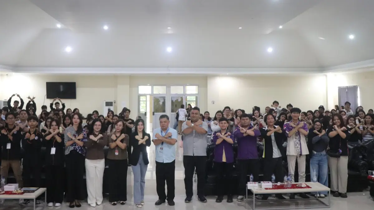 Foto bersama narasumber dan peserta di kegiatan seminar ekonomi yang digelar Himpunan Mahasiswa Jurusan Ekonomi Pembangunan FEB UNSRAT, Jumat (4/9).