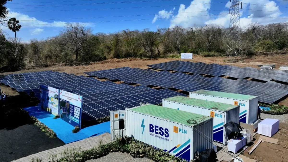 Tampak PLTS Gilimanuk dilengkapi Battery Energy Storage System (BESS) yang berada di Gilimanuk, Jembrana, Bali. Pembangkit tersebut merupakan salah satu pengembangan tahap awal Program PLTS 100 GWp yang dicanangkan Presiden RI. (Foto: BPMI Setpres).