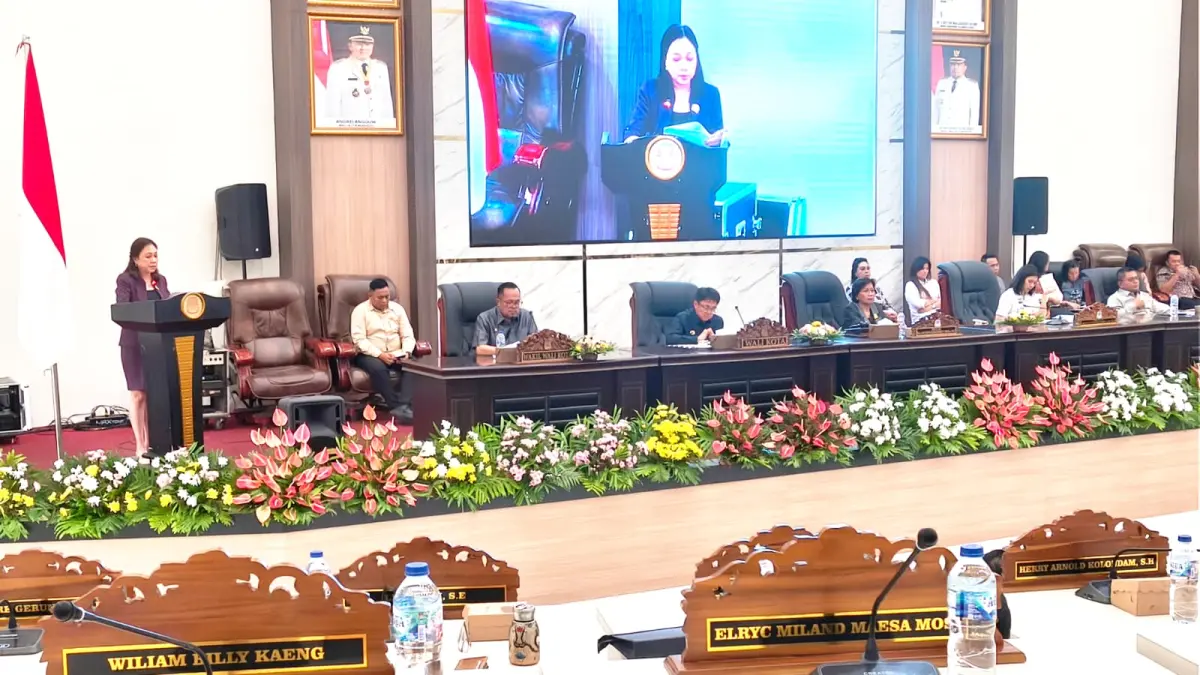 Anggota Banggar DPRD Manado, Lily Binti saat membacakan laporan pembahasan Ranperda APBD Perubahan 2026 dalam rapat paripurna, Sabtu (5/9)